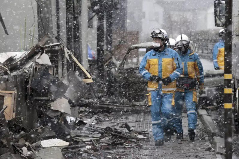 日本石川縣元旦發生強震後，截至1月22日下午縣內罹難者增至233人。另外，縣府已調查完11個地區3萬1600棟建築物的倒塌危險度，並判定1萬2615棟為「危險勿入」，占比40%。美聯社
