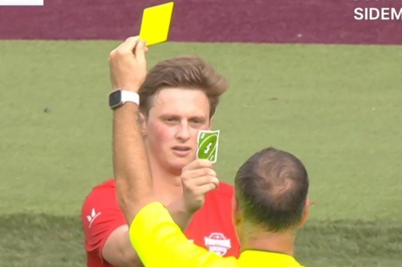 裁判出示黃牌後，選手拿出UNO綠色迴轉卡反擊。 截圖自IG
