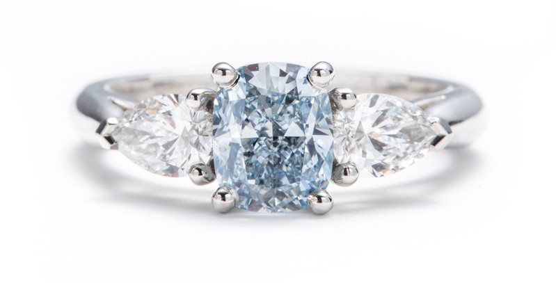 枕形車工藍鑽戒指搭配梨形邊鑽，主鑽1.12克拉、總重1.74克拉，2,825萬元。圖／De Beers提供