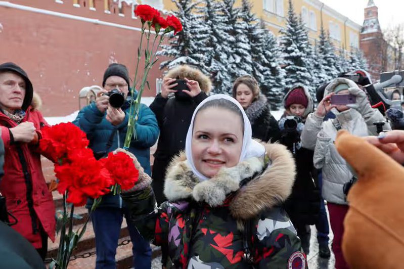 俄羅斯一個由士兵妻子組成的小型抗議團體20日前往普亭競選總部示威，抗議者安卓葉芙情緒激動要求普亭讓士兵回家，挑戰俄國對反戰言論的禁令，反映士兵家屬持續悶燒的怒火。取自X