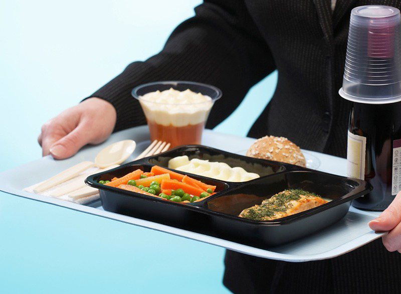 空服員防飛沫傳染，將飛機餐主食選項畫在紙上。示意圖／ingimage