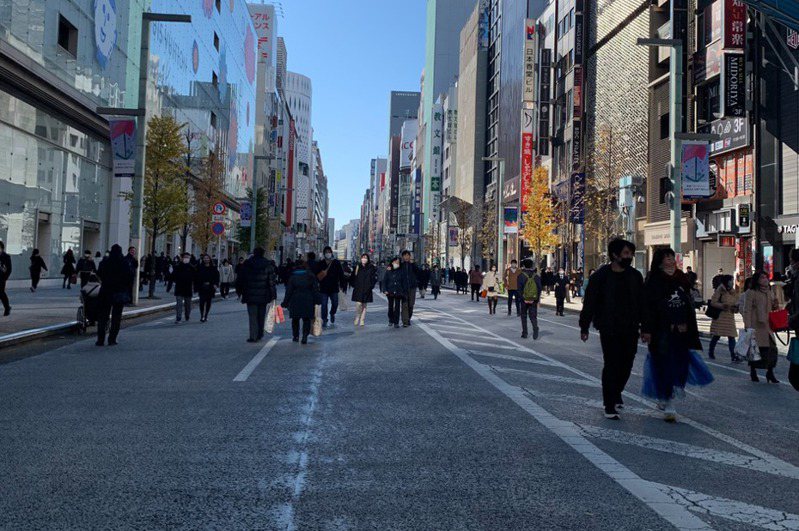 日本銀座地區，星期六、日為「步行者天國」，會封鎖道路讓行人安心走在馬路上。 圖／讀者提供