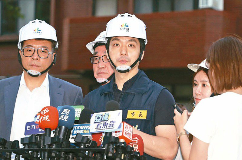 台北市長蔣萬安（中）昨天視察大直民宅塌陷現場，強調市府會全力協助住戶。記者曾吉松／攝影