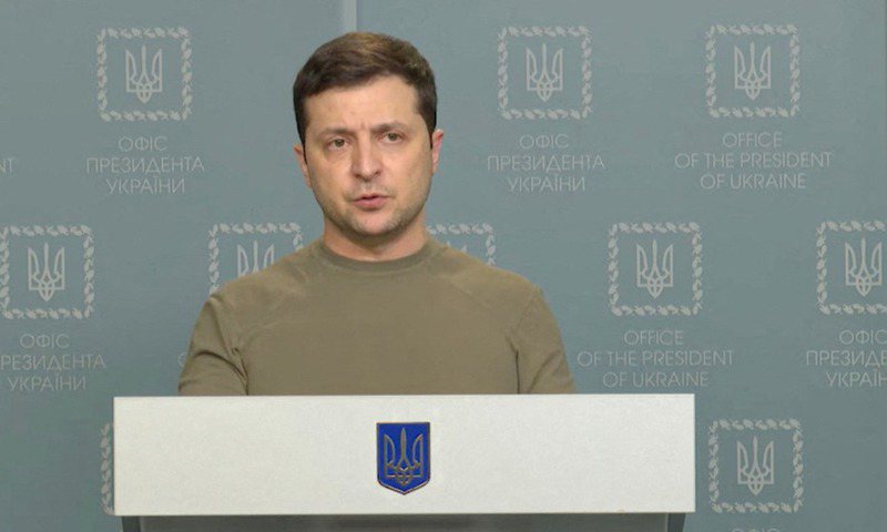 烏克蘭總統澤倫斯基24日在電視講話中表示，137名烏克蘭人在俄羅斯入侵行動中喪生。路透