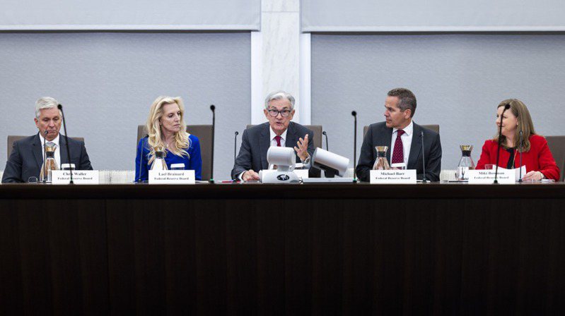 「Fed倾听」活动自2019年开始在全美各地举办，联准会主席（中）率央行官员列席倾听民众对货币政策处理方式的意见反馈。 （欧新社(photo:UDN)
