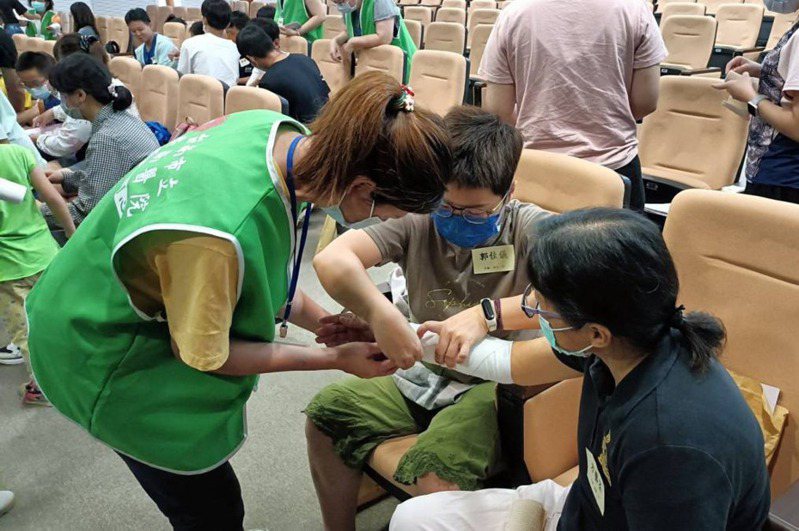 台南健康博覽會明登場，安南醫院急救俱樂部教自救救人。記者周宗禎／翻攝