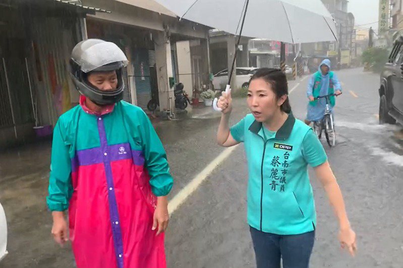 台南市安南區今天上午豪雨，雨水宣洩不及，土城部分道路淹水。記者鄭惠仁／翻攝