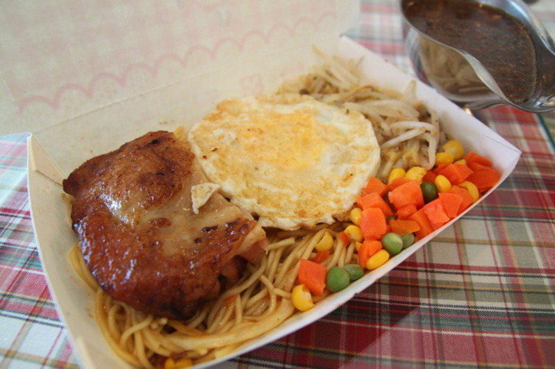 網友認為「黑胡椒鐵板麵加半熟蛋、脆皮火腿蛋餅」是台灣早餐最無敵的組合。聯合報系資料照片