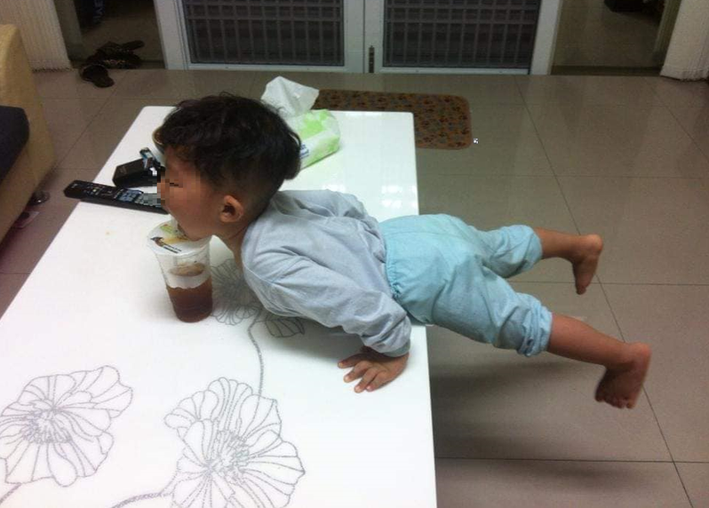 兒子遵守約定沒有拿桌上飲料來喝。圖擷自facebook