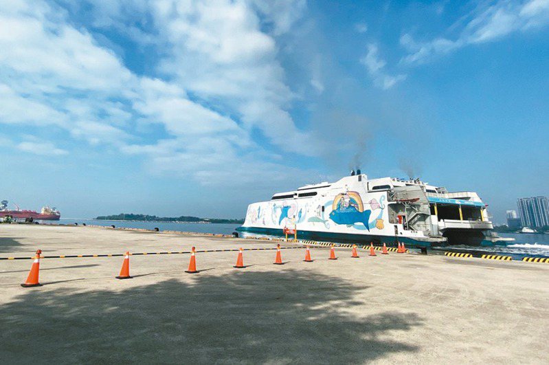 往來台南安平與澎湖的麗娜輪3月突然停駛。圖為2021年首航情形。本報資料照片