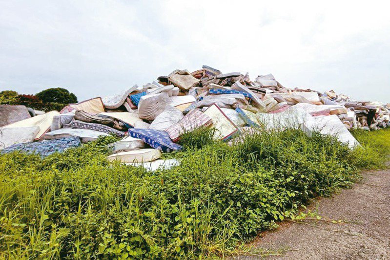 學生畢業，台南市廢棄彈簧床數量大增，仁德掩埋場已堆置約5千個床墊，議員要求盡速去化。圖／台南市環保局提供