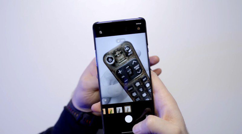 經youtuber實測，OnePlus 8 Pro濾光鏡頭搭配濾鏡，可透視遙控器內部構造。圖擷自YouTube