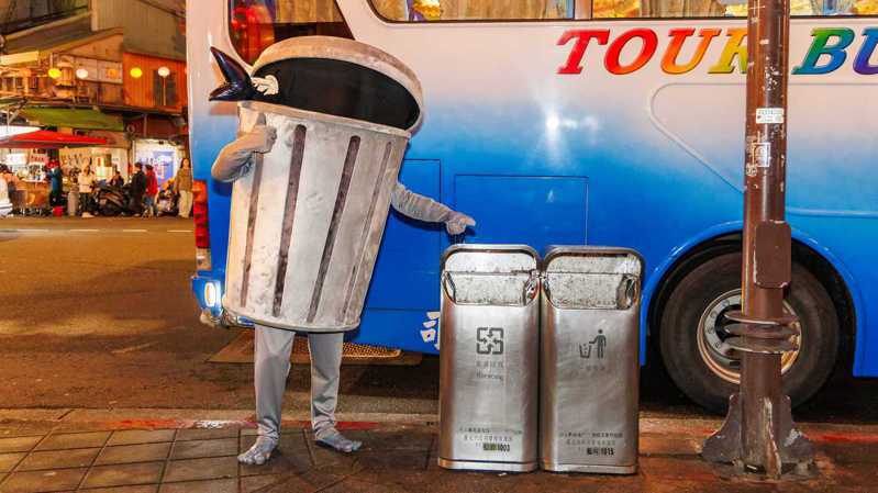 《崩壞：星穹鐵道》垃圾桶吉祥物「王下一桶」出沒 遊走大台北還跟「桶友」合照