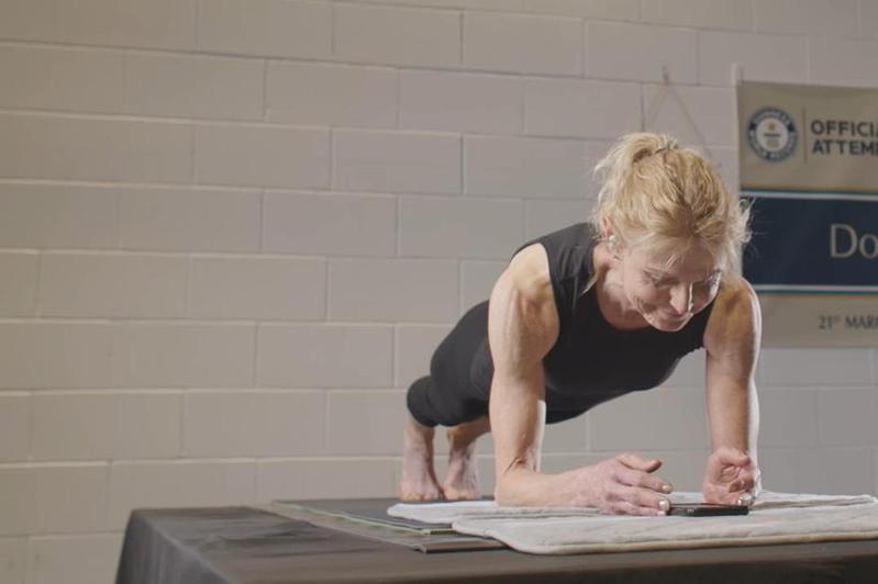 加拿大58歲女子唐娜珍．王爾德日前連續做棒式動作長達4小時30分，打破金氏世界紀錄。圖／取自臉書