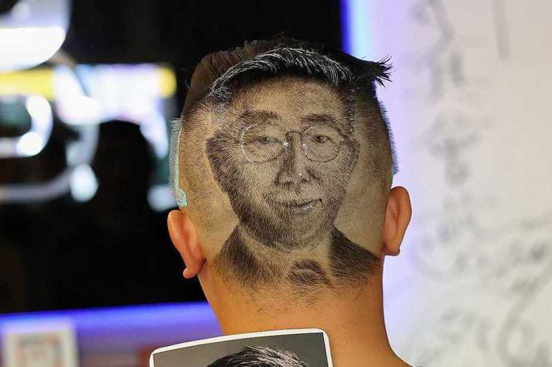 彰化髮型設計師陳祥豪擅長做髮雕，前天一名熟客要求將民眾黨總統候選人柯文哲的頭像剃在後腦勺。圖／翻攝臉書XB Hair Allen
