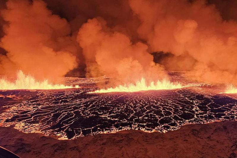 冰島當地時間18日晚間22點17分，西南部雷克雅內斯半島一處靠近電廠的火山爆發，熔岩噴發高度達到100多公尺，當局連夜撤離4000人。圖／取自Ｘ平台