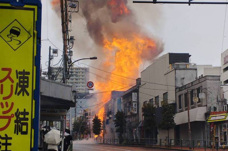 日本東京都大田區JR大森車站旁的商店街4日上午傳出火警，由於火勢持續蔓延且逼近鐵軌，部分區間段停駛，預計下午2點恢復正常通行。取自X