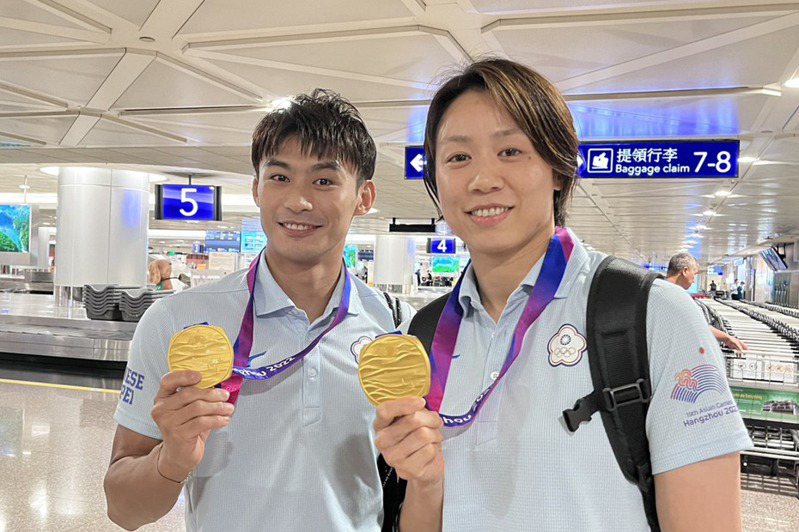 楊勇緯（左）在杭州亞運男子柔道60公斤級決賽奪下隊史首金，連珍羚在杭州亞運女子57公斤級為台灣奪第2金，兩人29日晚間搭機返台。中央社