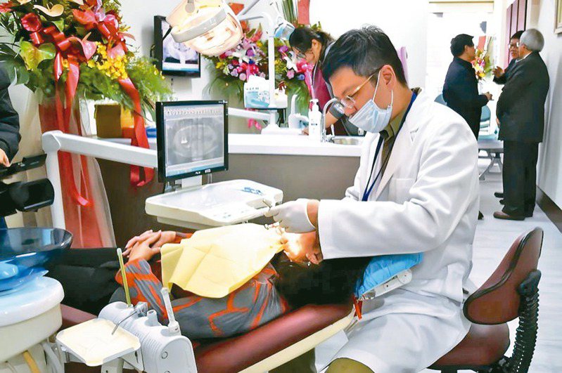 南投縣老人裝置假牙補助今年增編，從3000萬元調高至5000萬元。圖／南投縣衛生局提供