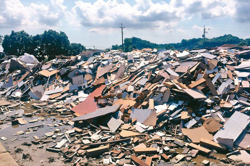 台南廢棄物處理量能不足，頻傳廢棄物流竄亂倒，迫害環境。圖／南市環保局提供