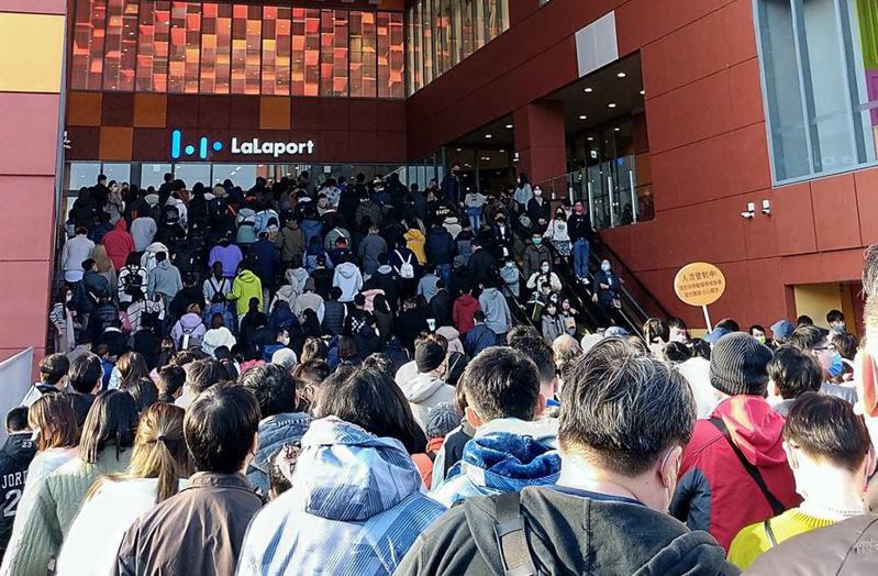 LaLaport的入口處擠滿人。圖擷自日本人的歐吉桑臉書