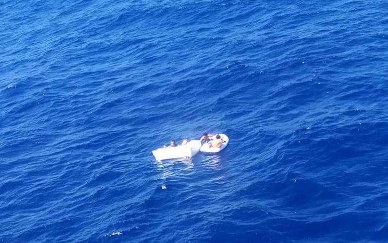 委内瑞拉发生一起船难，一名40岁母亲查孔与子女、保母在海上漂流。图为搜救人员抵达现场画面。图撷自(photo:UDN)