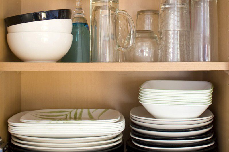 地震時如果碗盤散落一地，可能會增加逃難的風險。圖片來源／ingimage