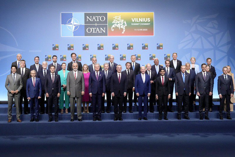 在土耳其同意瑞典加入北約之後，北約成員國展現團結氣氛，成員國領袖11日在立陶宛舉行峰會。（美聯社）