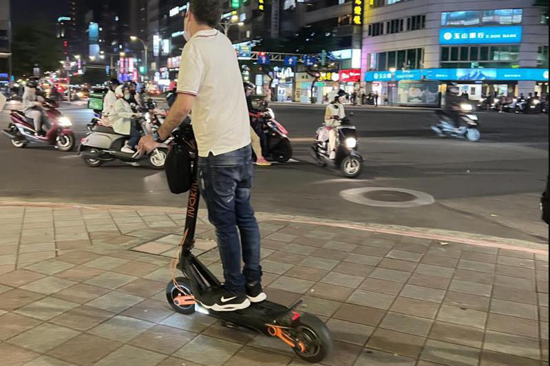 目前電動滑板車等個人行動器具還無法在台北市道路上使用。圖／聯合報系資料照片