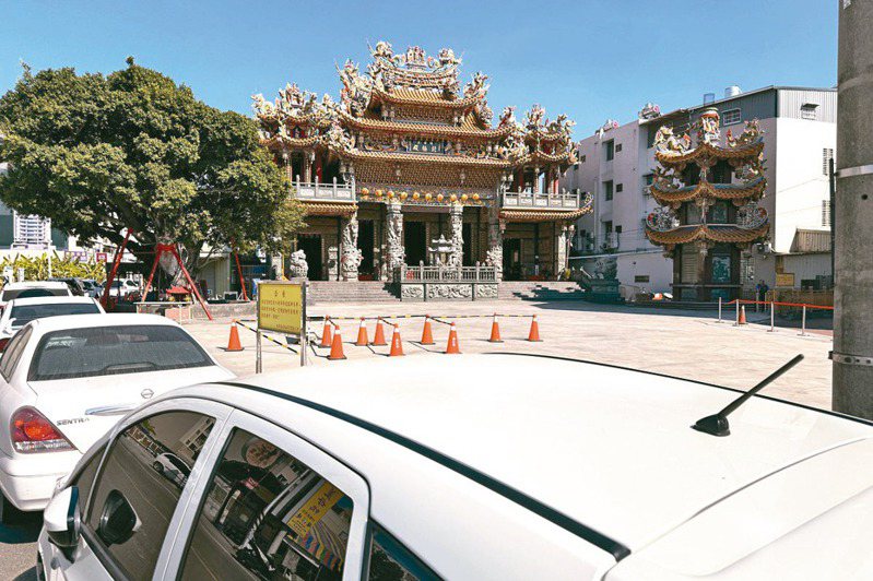 南科發展讓台南新市區人口增加，帶來停車問題，有廟宇的廟埕被車輛一停就占用好幾天，廟方決定不再開放。記者莊曜聰／攝影