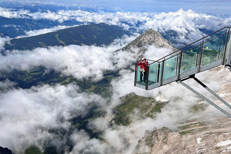 達赫斯坦山(Dachstein) 延伸至空中的天梯。劉玉玫／攝影