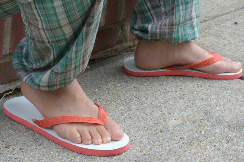穿拖鞋出門給人觀感不好？網友近日對此激烈討論。示意圖。報系資料照