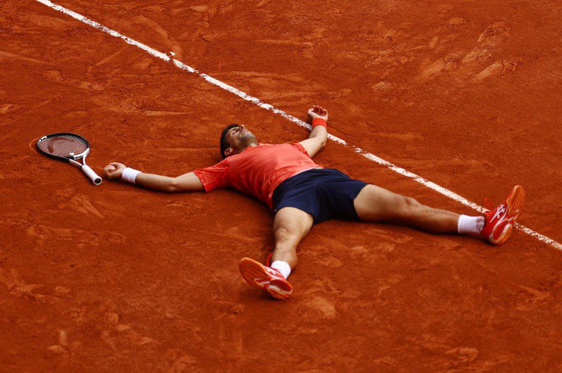 約克維奇躺在地上慶祝獲得法網冠軍。 路透社