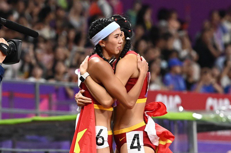 中國選手吳艷妮和林雨薇賽後相擁的圖像被禁，因兩人的編號分別是6和4，觸動中共敏感神經。 新華通訊社