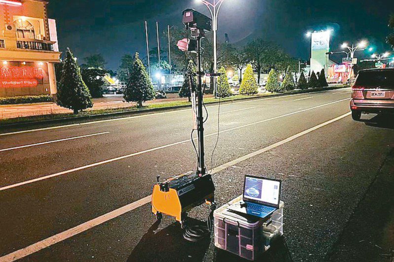 嘉義市環保局在民眾陳情汽機車噪音熱點，採取移動式聲音照相儀器執法。圖／嘉市環保局提供