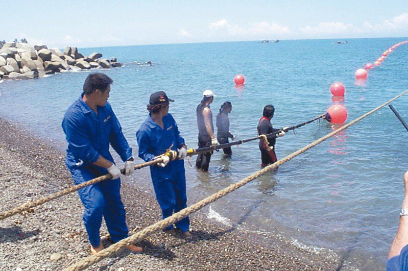 先前馬祖發生兩條通往台灣的海纜都被扯斷，導致全島斷網事件。圖為海纜作業情形。圖／聯合報系資料照片