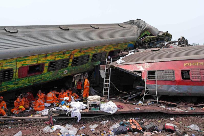 Re: [新聞] 印度嚴重交通事故 火車相撞至少207死、
