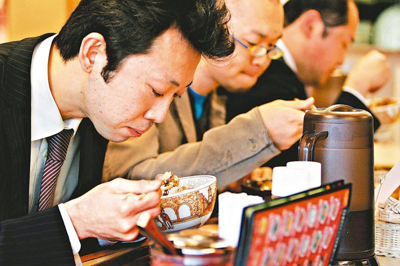 日本东京的Sukiya在员工打翻汤烫伤时，没有紧急唿叫救护车，造成该员工住院长达三週，且出院后仍留下后遗症。图为东京一家Sukiya内上班族用餐情景。美联社(photo:UDN)