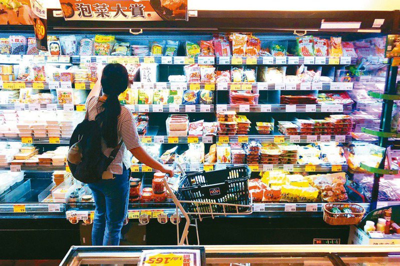 行政院主計總處今（7）日公布10月物價調查結果，由於颱風推升蔬菜及水果價格，10月消費者物價指數（CPI）年增率擴至3.05%。 聯合報系資料照