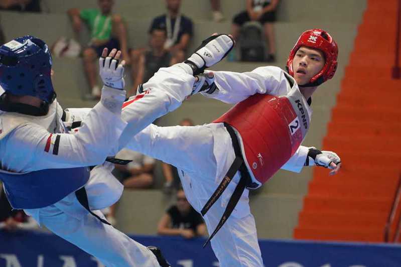 男子80公斤級李孟恩(右)踢退上屆金牌闖進四強，至少保底銅牌。 截圖自中華跆拳道培訓隊粉絲團