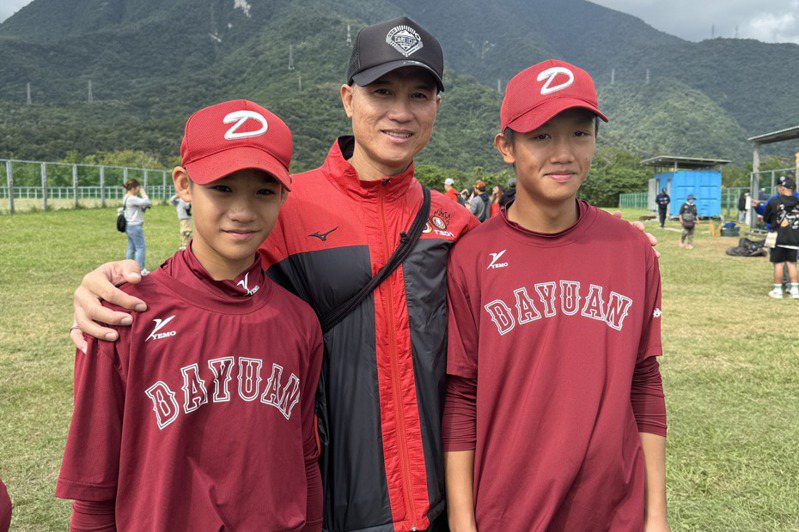 大園國中青少棒隊陣中的球員鄭甯哲（左），是現任樂天桃猿教練鄭兆行（中）的兒子，同隊的張可洛（右）則是張泰山兒子，一隊中有2名「球星」二代。 中央通訊社