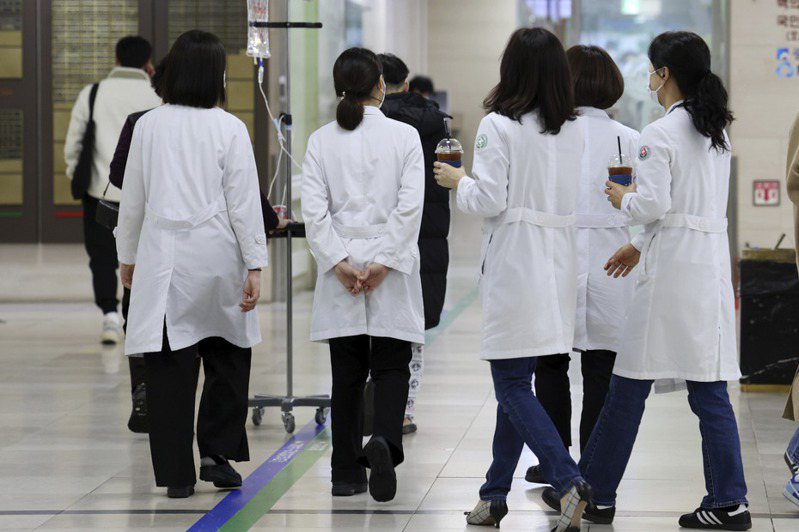 韩国卫生部长今天表示，韩国护理师已获法律保障，可操作一些通常由医师执行的医疗程序。美联社(photo:UDN)