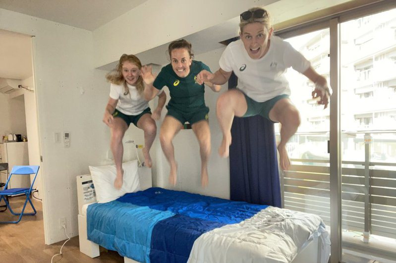 澳洲曲棍球隊的3位球員po出像在跳彈簧床的照片，測試紙板床耐重度。 截圖自推特