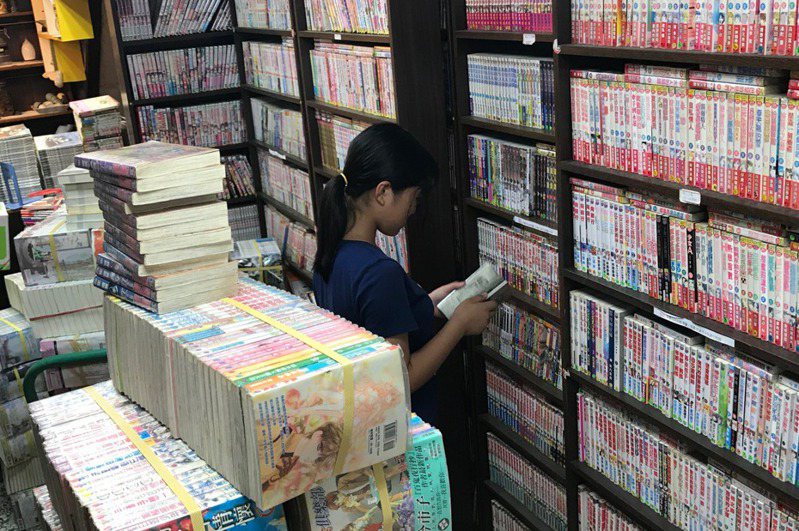 日本2023年電子漫畫銷量亮眼，但紙本書籍衰退嚴重，加總紙本與電子書的整體出版品市場已連兩年較前一年衰退，可能與疫情趨緩宅經濟需求不再，以及書價上漲使民眾卻步等有關。漫畫示意圖／聯合報系資料照