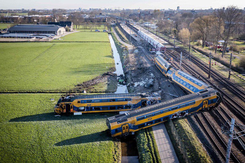 Re: [新聞] 荷蘭火車相撞出軌起火 客運列車上有50名