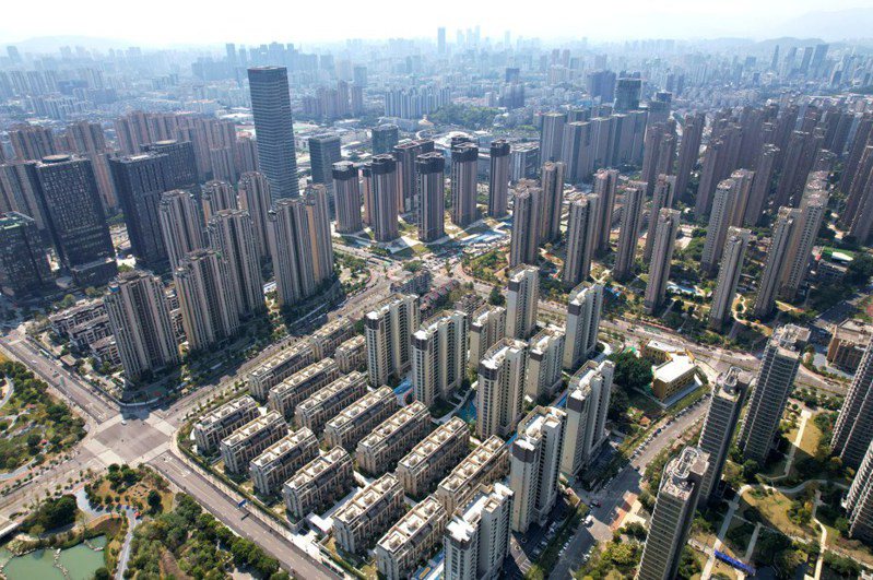 陸學者認為整體而言，中國並不存在房貸壓力大的問題，因為居民的存款總額遠遠超出房貸，但是存在較為嚴重的結構分化問題。圖為高樓林立的福州城區。 中國新聞社