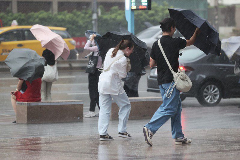 中颱卡努逼近，台北、新北、基隆市及宜蘭縣宣布今（3）日放颱風假。示意圖，非新聞當事者。報系資料照(記者林澔一/攝影)