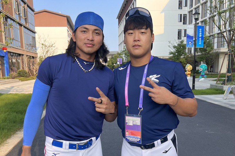 旅美投手劉致榮（左）與南韓好手姜白虎（右）先前在選手村相見歡。 圖／中華民國棒球協會提供