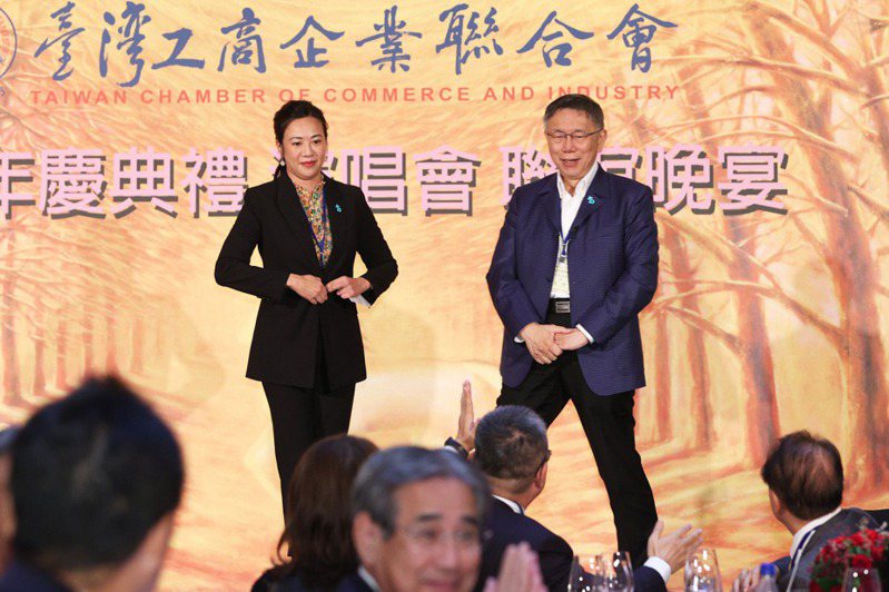 民眾黨總統參選人柯文哲（右）與副總統參選人吳欣盈（左）。記者潘俊宏／攝影