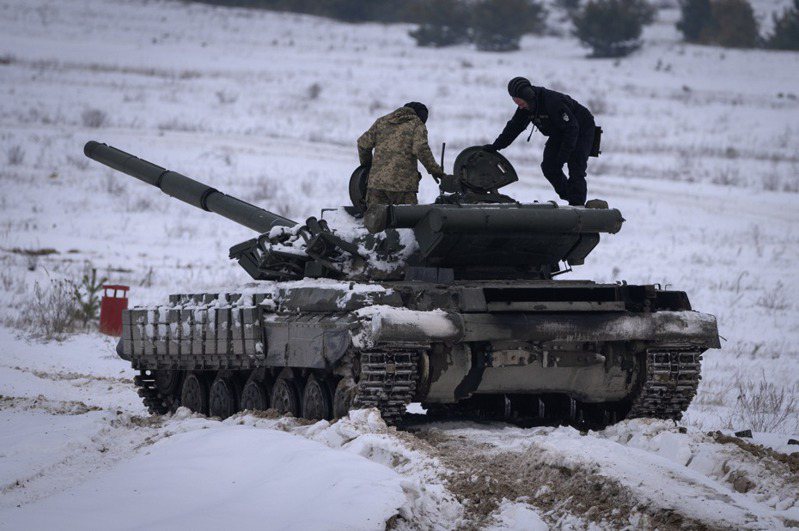 英国国际战略研究所13日公布年度报告「军事平衡」指出，俄罗斯入侵乌克兰以来损失将近3,000辆坦克，「相当于军事行动前的活跃库存数量」，目前已经开始调度旧坦克，预估可再撑3年。美联社(photo:UDN)